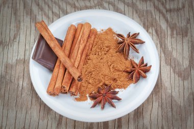 anason, tarçın ve çikolata pişirme çeşniler. bir plaka üzerinde.