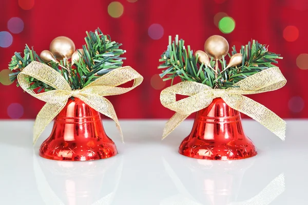 Zwei rote Christmas Bell. gegen den Hintergrund bokeh. — Stockfoto