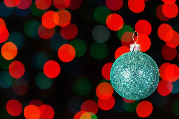 Palla di Natale blu sullo sfondo di bokeh colorato. — Foto Stock