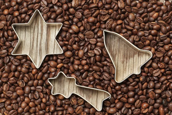 圣诞节中组项上木质纹理的咖啡豆. — 图库照片