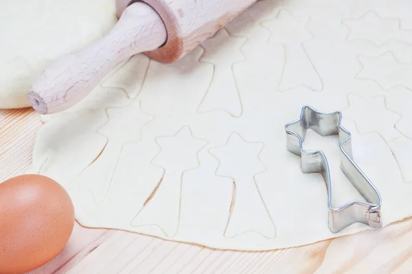 Dough, rolling, egg on the board in the form of stars for Christ — Stock Photo, Image
