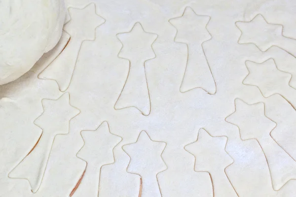 Noel için yıldız şeklinde tahta üzerinde hamur. — Stok fotoğraf