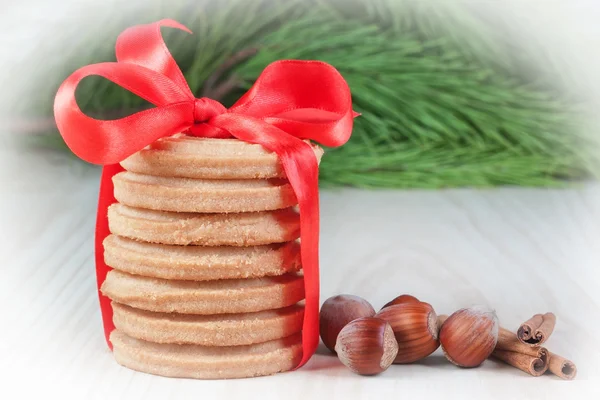Sammansättning julkakor, valnötter, kanel. — Stockfoto