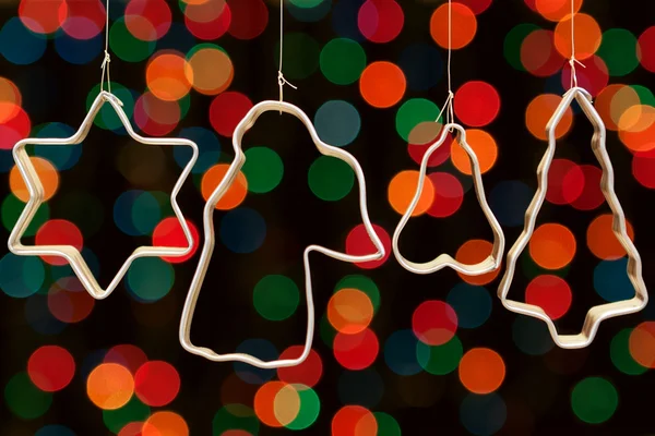 Formas para assar biscoitos em um bokeh de fundo para o Natal — Fotografia de Stock