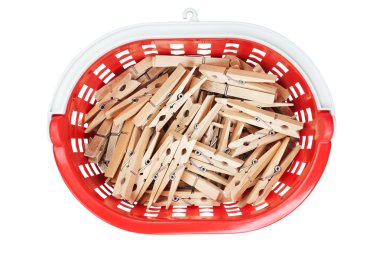 Kırmızı sepet içinde clothespins dönüştürün. Yukarıdaki görüntüleyin. portre.