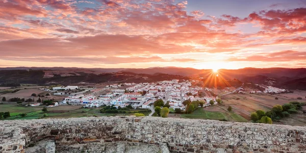 Panorama auf den Sonnenaufgang am Morgen im Dorf von Aljezur. portu — Stockfoto