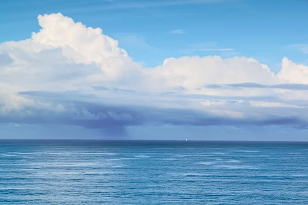Liten segelbåt på havet före stormen i regnet. — Stockfoto