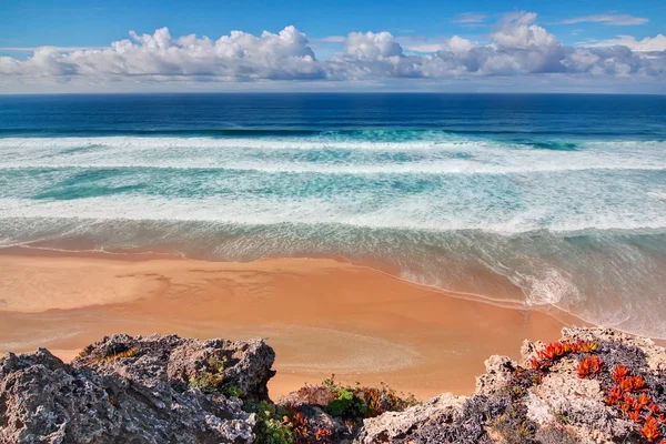 Seascape i błękitne fale brzeg vicentina. Portugalia. — Zdjęcie stockowe