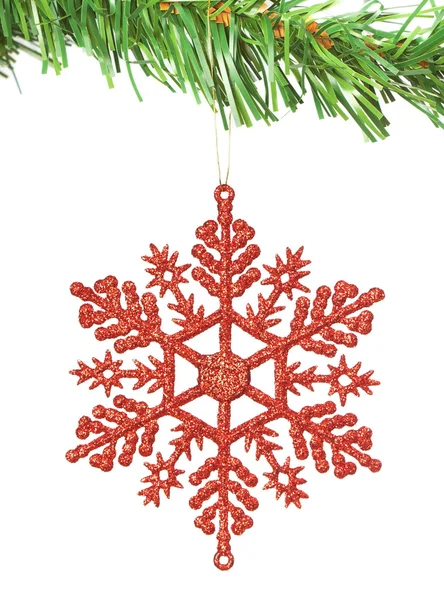 Kerstmis decoratie sneeuwvlok op de boom. op een witte pagina — Stockfoto