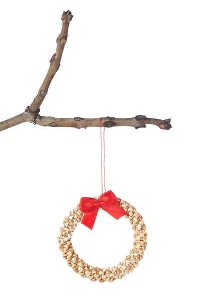 Dekorativa halm krans på en gren i julklapp. isolerade. — Stockfoto