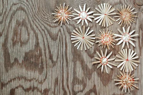 Slaměné vánoční vločky na dřevěné textury. — Stock fotografie