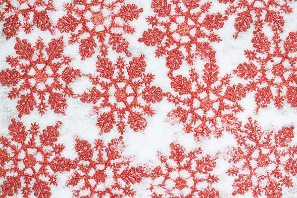 Dekorative Weihnachten Schneeflocke Closeup auf dem Schnee. — Stockfoto