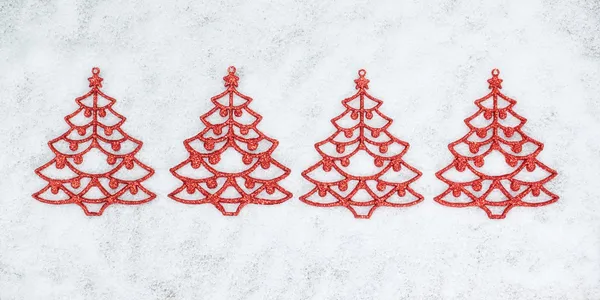 雪の上の 4 つの装飾的なクリスマス ツリーのクローズ アップ. — ストック写真