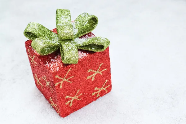 Weihnachts-Geschenk-Box mit einem Bogen auf Schnee. — Stockfoto