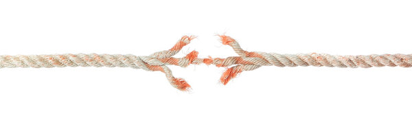Сломанной плетеный канат на белом фоне.