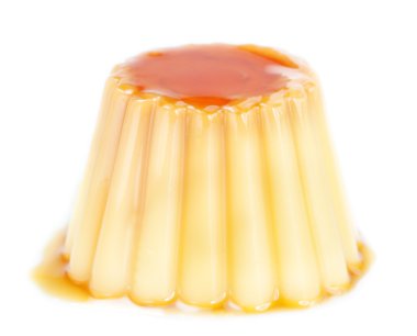 lezzetli yoğurt ile karamelli puding. Beyaz bir arka plan üzerinde.