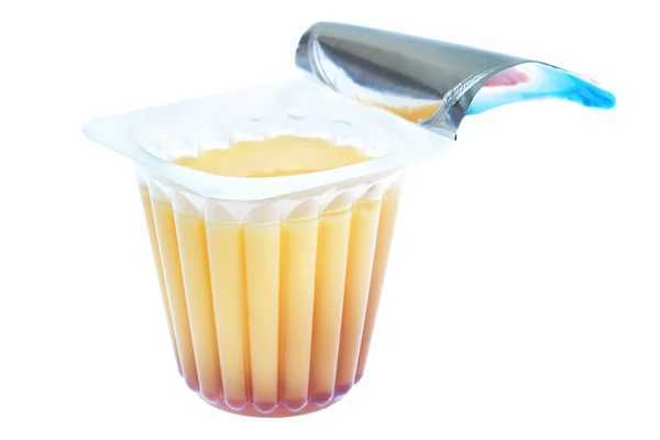 Prelibatezze yogurt, budino, open-label. su uno sfondo bianco. — Foto Stock