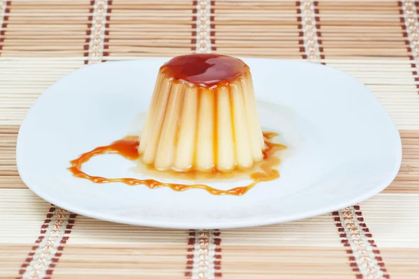 Joghurt-Pudding auf einem Teller auf dekorative hölzerne Serviette. — Stockfoto
