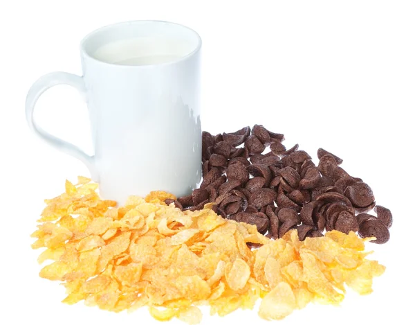 Tasse Milch auf einem Hintergrund Schoko-Cornflakes. — Stockfoto