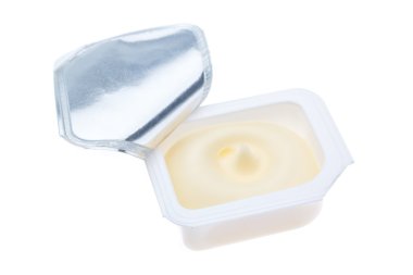 tereyağı Plastik paket açabilme. Beyaz bir arka plan üzerinde.