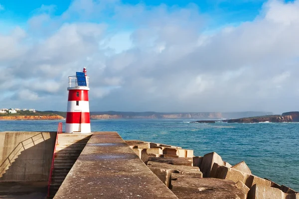 Navy pier met vuurtoren en uitzicht op de kustlijn. Sagres, po — Stockfoto