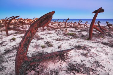 eski mezarlık paslı demirler. Portekiz, plaj Kral taşlar..