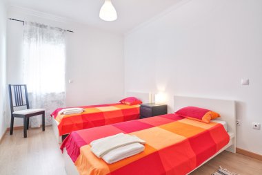 oteldeki kırmızı yatak odası.