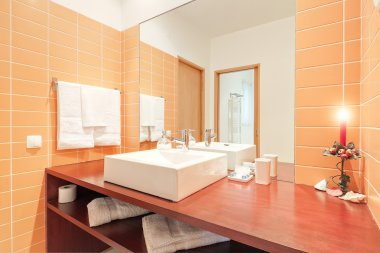 banyo lavabo ve yanan mumlar.
