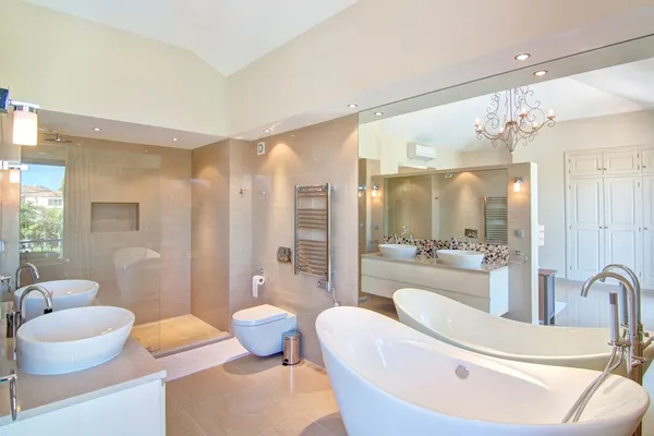 Szép dekoratív fürdőszoba. a meleg színekkel. — Stock Fotó