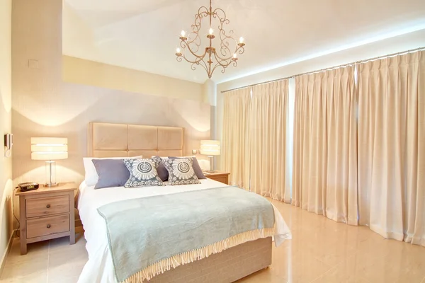 Prachtige decoratieve slaapkamer. in de warme kleuren. — Stockfoto