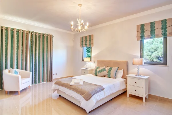 Prachtige decoratieve slaapkamer. in tinten groen. — Stockfoto