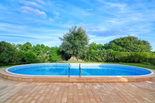 Bela piscina no jardim no parque . Imagens De Bancos De Imagens Sem Royalties