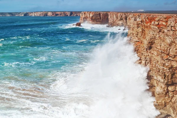 Énormes vagues viennent s'écraser contre les rochers. — Photo