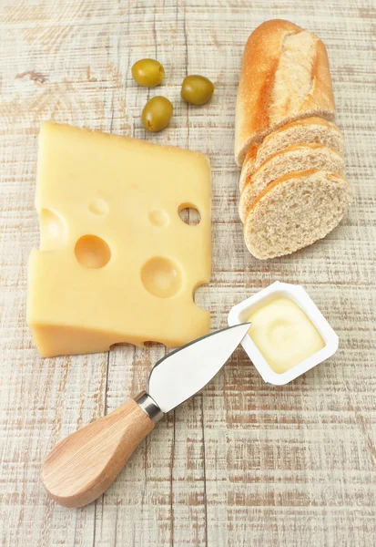 Śniadanie, chleb ser i oliwki. na pokładzie tekstury. — Zdjęcie stockowe