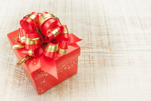 Rich beautiful gift with a red bow. — Stock Photo, Image