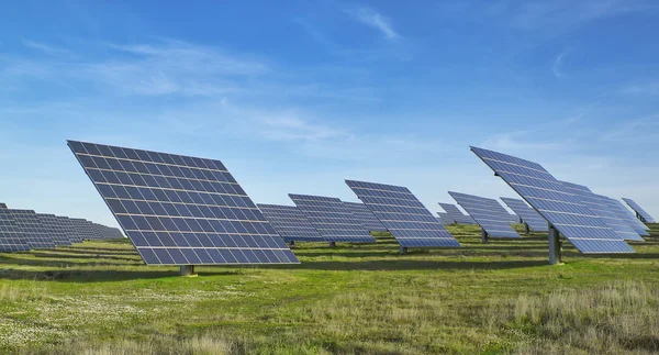 Estação de produção de electricidade solar. contra o blu — Fotografia de Stock