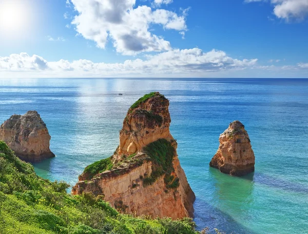 Paisaje de verano hermoso con el mar a tres montañas. — Foto de Stock