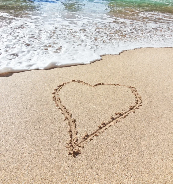 Shape of the heart of the sea on the beach in Valentine Day. Clo — Stock Photo, Image