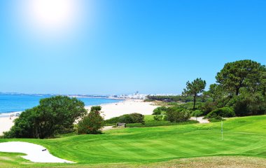 yaz günü golf deniz dolu. Portekiz.