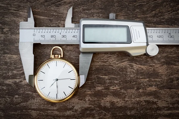 Кишенькові годинники вимірюють ковзний штангенциркуль . — стокове фото