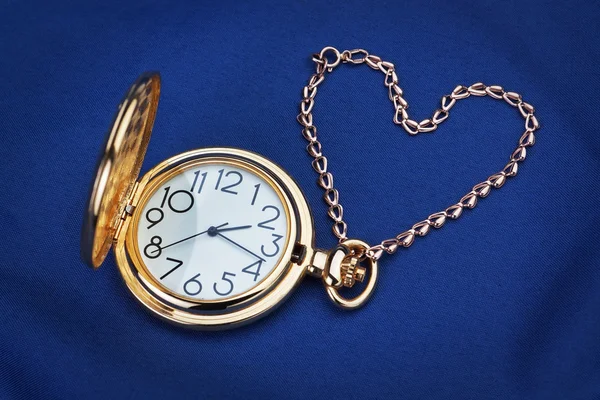 Reloj de bolsillo y cadena en forma de un corazón. —  Fotos de Stock