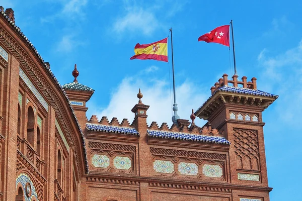 Nationale vlaggen van Spanje in madrid op pras Plaza de Toros stieren. agains — Stockfoto