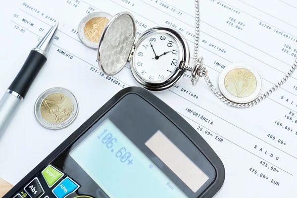 Calculatrice, montres de poche, argent contre les calculs de banque. — Photo