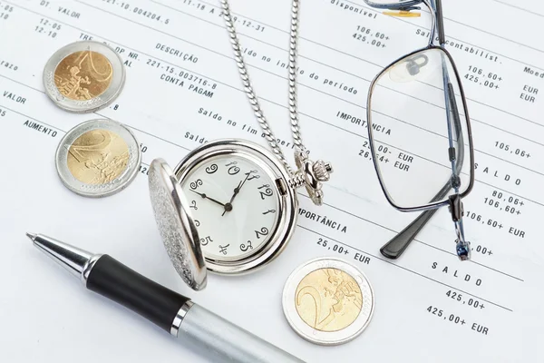 banka denge üzerinde arka plan kağıt üzerinde iş sembolleri.