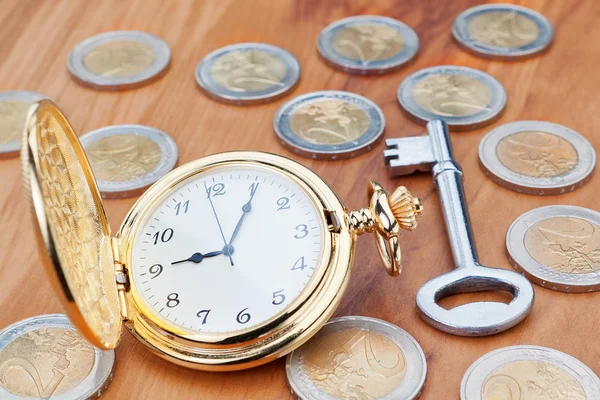 arka plan euro coins ve tuşlarını altın cep saati.