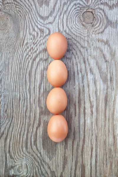 Uma carta eu partir os ovos para a Páscoa. em uma textura de madeira. — Fotografia de Stock