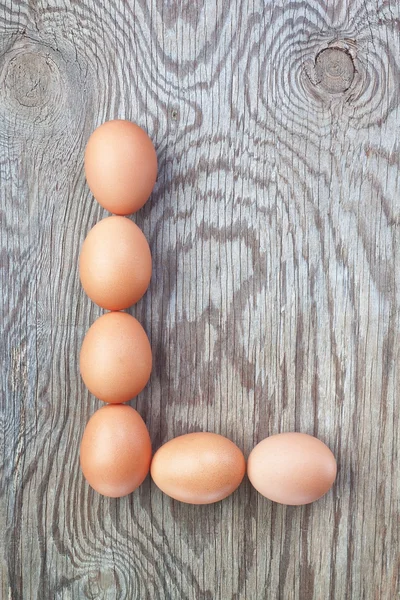 A letter l from the eggs for Easter. On a wooden texture. — Stock Photo, Image