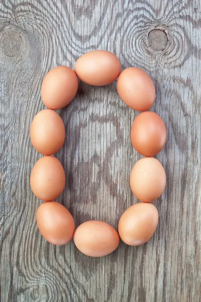 Una letra o de los huevos de Pascua. en una textura de madera. —  Fotos de Stock