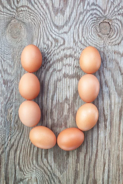 Een brief u uit de eieren voor Pasen. op een houten textuur. — Stockfoto