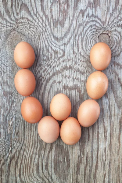 Een brief w van de eieren voor Pasen. op een houten textuur. — Stockfoto